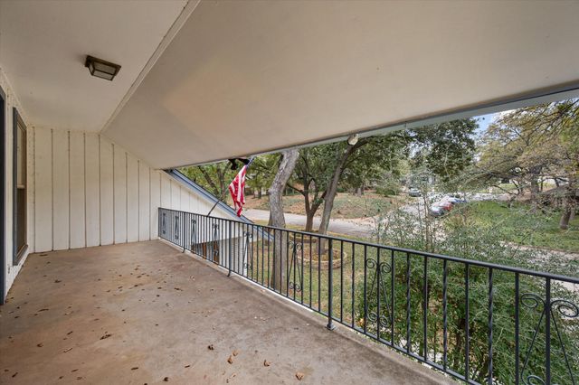 905 Live Oak Lane, Arlington, TX 76012