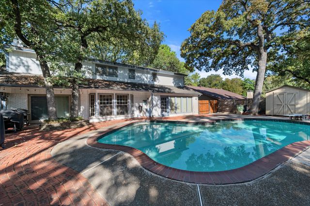 905 Live Oak Lane, Arlington, TX 76012