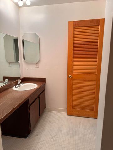 4921 N Crooks Road N-10, Royal Oak, MI 48073