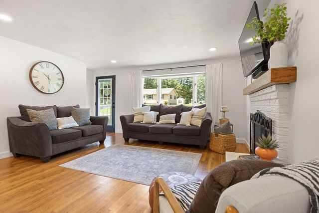10 Lucille Ave, Westford, MA 01886