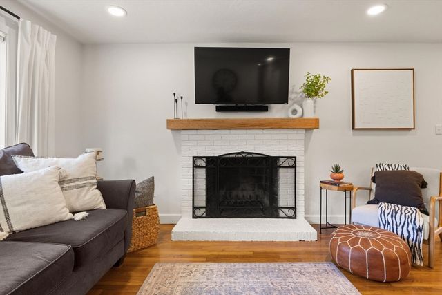 10 Lucille Ave, Westford, MA 01886