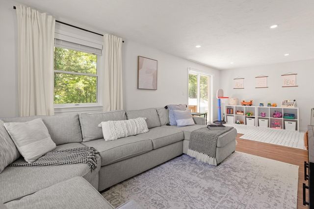 10 Lucille Ave, Westford, MA 01886