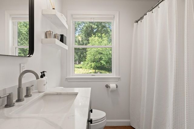 10 Lucille Ave, Westford, MA 01886