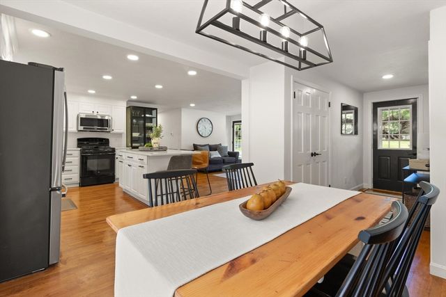 10 Lucille Ave, Westford, MA 01886