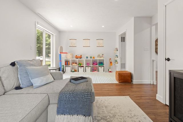 10 Lucille Ave, Westford, MA 01886