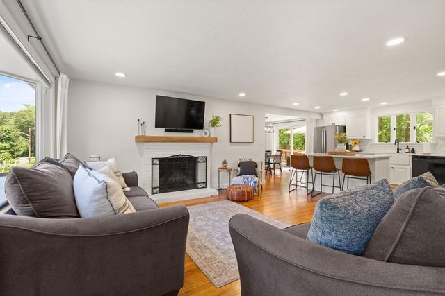 10 Lucille Ave, Westford, MA 01886
