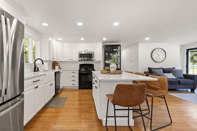 10 Lucille Ave, Westford, MA 01886