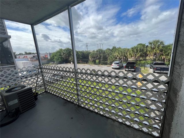 3710 NW 21st St 211, Lauderdale Lakes, FL 33311
