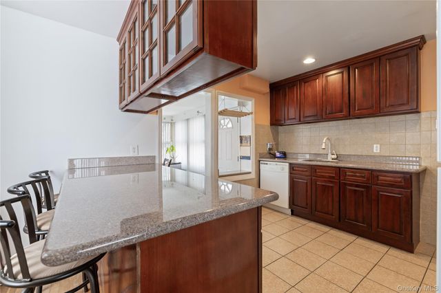 17 Standish Road, Valley Stream, NY 11580