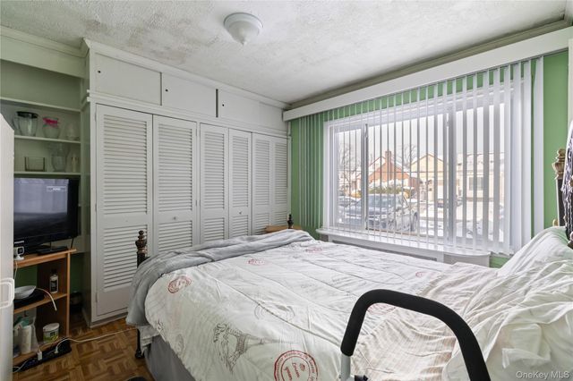 17 Standish Road, Valley Stream, NY 11580