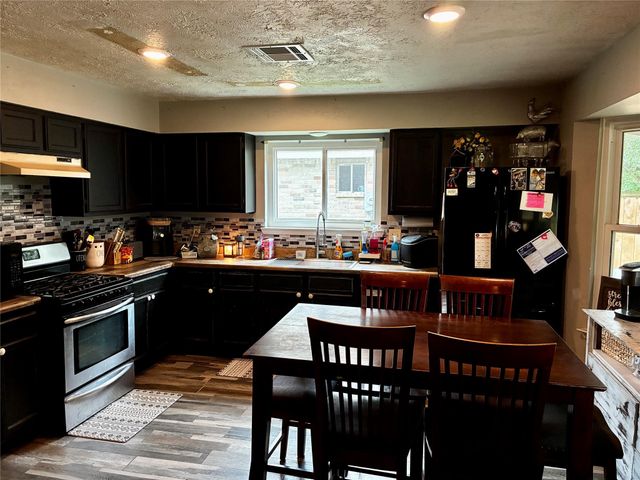 2 Sarita Road, Angleton, TX 77515