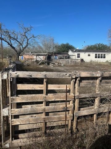 403 County Road 324 Cr, Alice, TX 78332