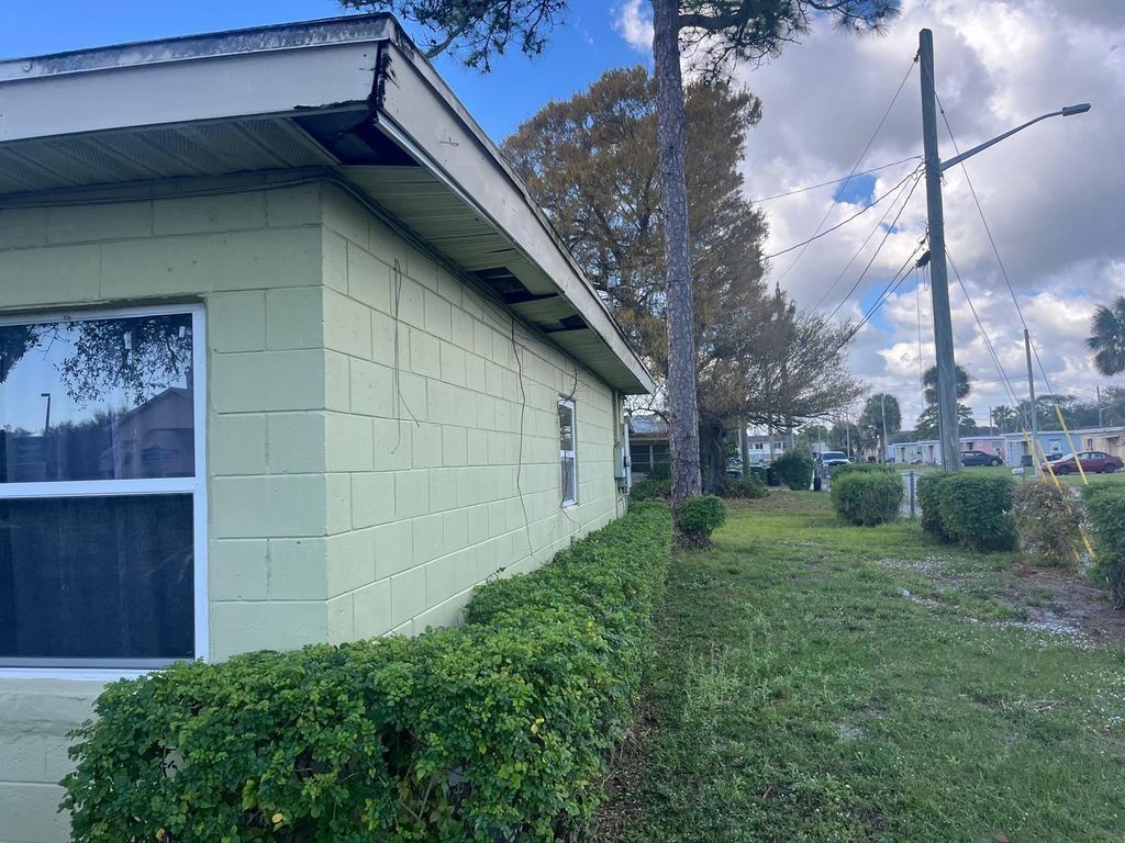 1211 N 25th St, Fort Pierce, FL 34947