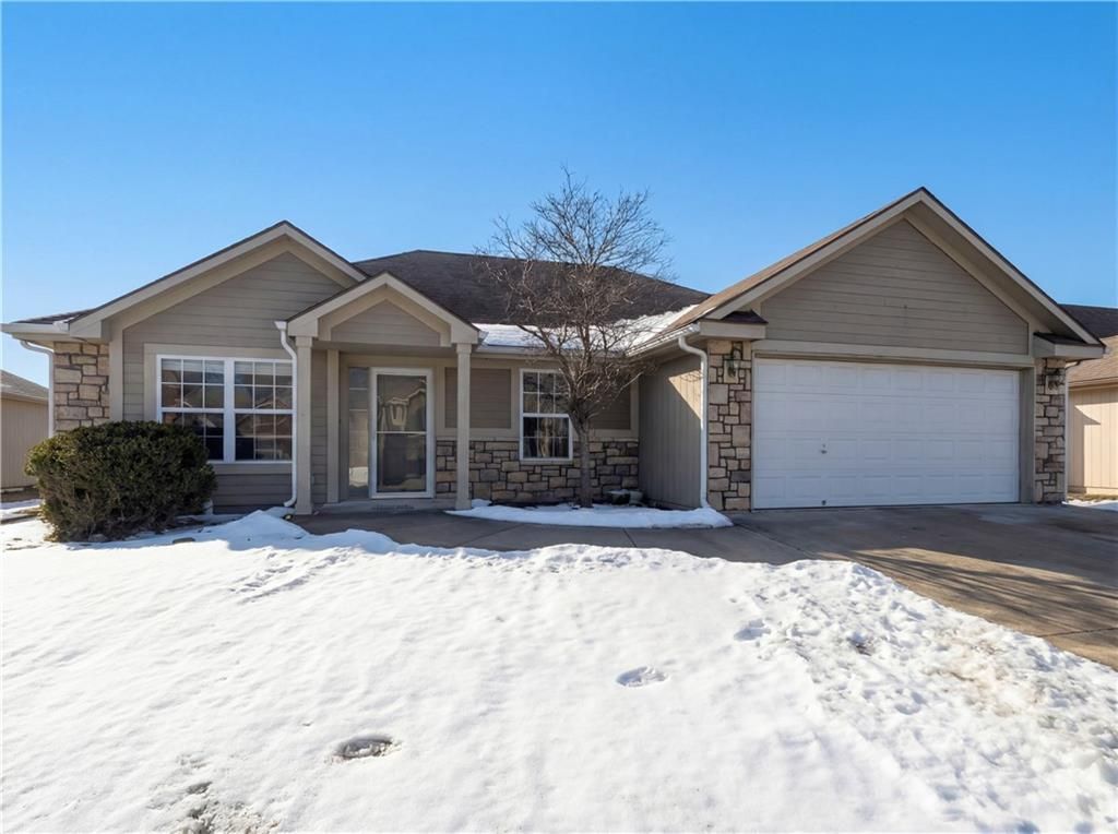 1607 Hilltop Lane, Grain Valley, MO 64029
