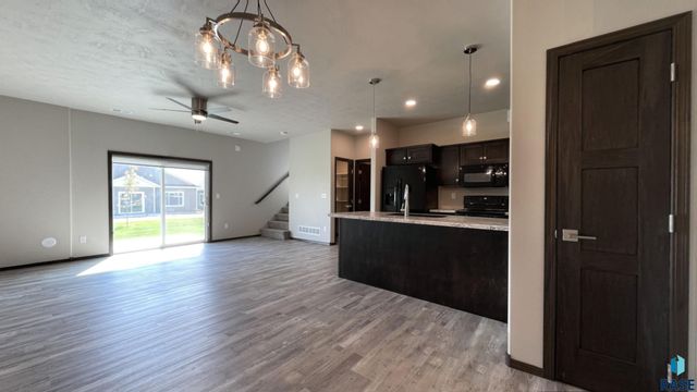 6801 6801-6807 W Gresford Pl Place, Sioux Falls, SD 57106