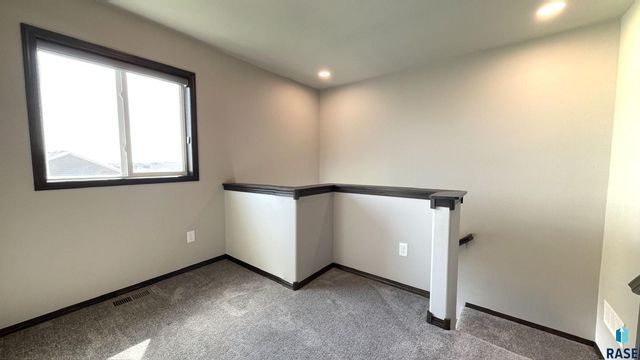 6801 6801-6807 W Gresford Pl Place, Sioux Falls, SD 57106