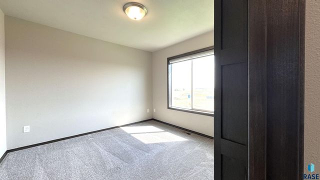 6801 6801-6807 W Gresford Pl Place, Sioux Falls, SD 57106