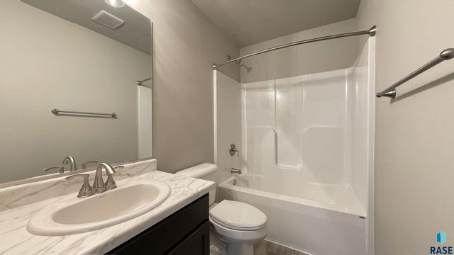 6801 6801-6807 W Gresford Pl Place, Sioux Falls, SD 57106