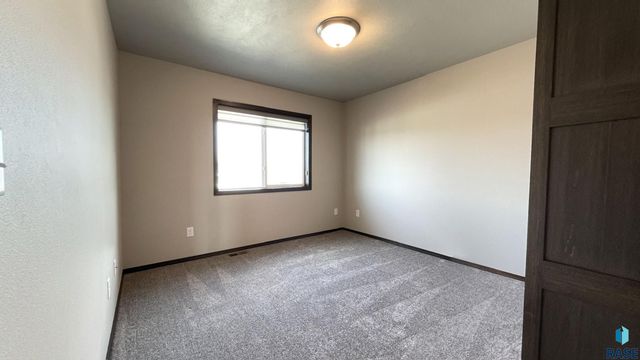 6801 6801-6807 W Gresford Pl Place, Sioux Falls, SD 57106