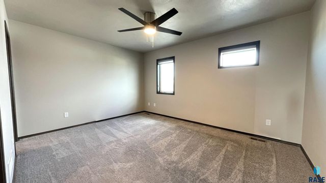 6801 6801-6807 W Gresford Pl Place, Sioux Falls, SD 57106