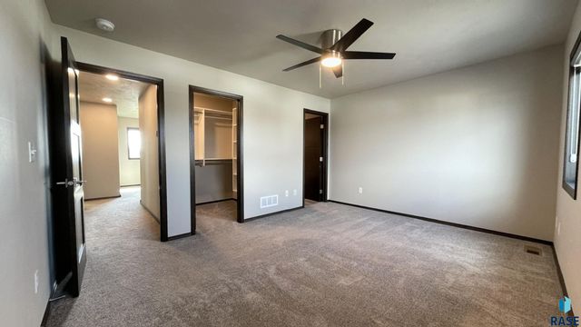 6801 6801-6807 W Gresford Pl Place, Sioux Falls, SD 57106