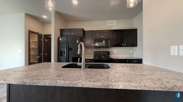 6801 6801-6807 W Gresford Pl Place, Sioux Falls, SD 57106