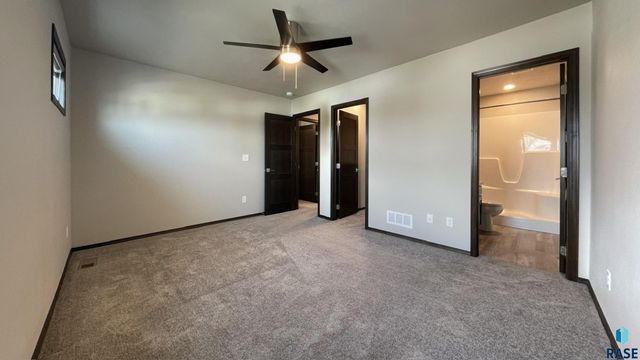 6801 6801-6807 W Gresford Pl Place, Sioux Falls, SD 57106