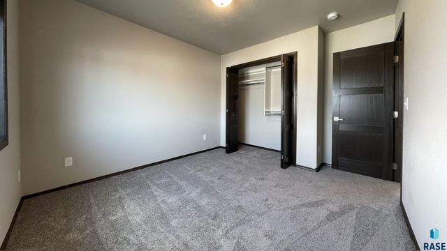 6801 6801-6807 W Gresford Pl Place, Sioux Falls, SD 57106