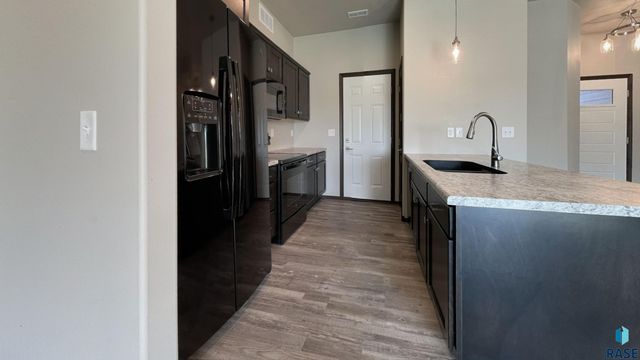 6801 6801-6807 W Gresford Pl Place, Sioux Falls, SD 57106