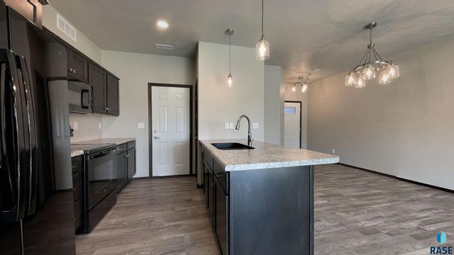 6801 6801-6807 W Gresford Pl Place, Sioux Falls, SD 57106