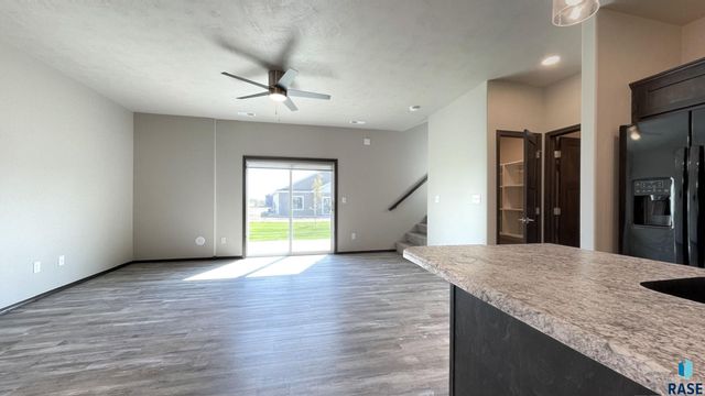 6801 6801-6807 W Gresford Pl Place, Sioux Falls, SD 57106