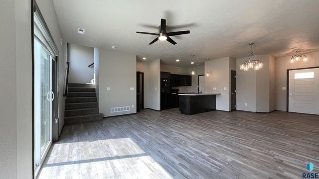 6801 6801-6807 W Gresford Pl Place, Sioux Falls, SD 57106