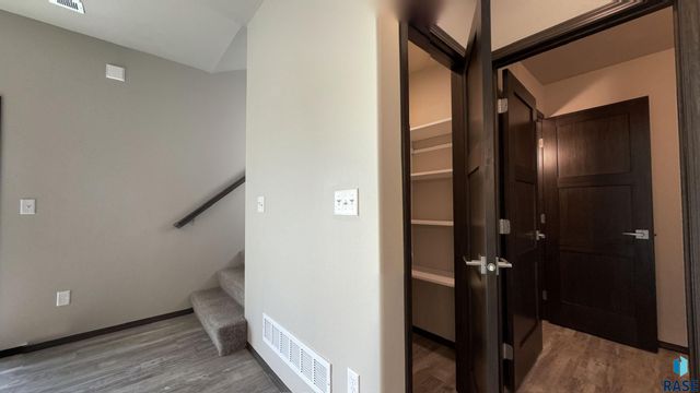 6801 6801-6807 W Gresford Pl Place, Sioux Falls, SD 57106