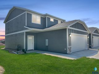6801 6801-6807 W Gresford Pl Place, Sioux Falls, SD 57106