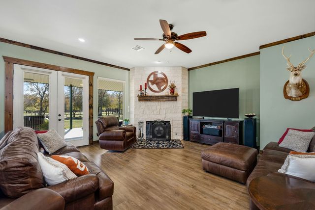 650 Scoggins Road, Tioga, TX 76271