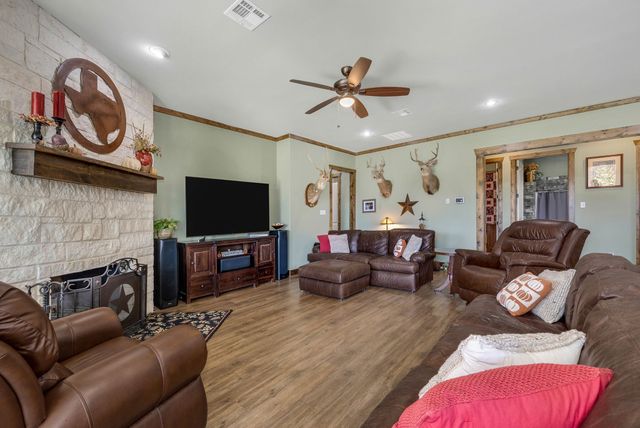 650 Scoggins Road, Tioga, TX 76271