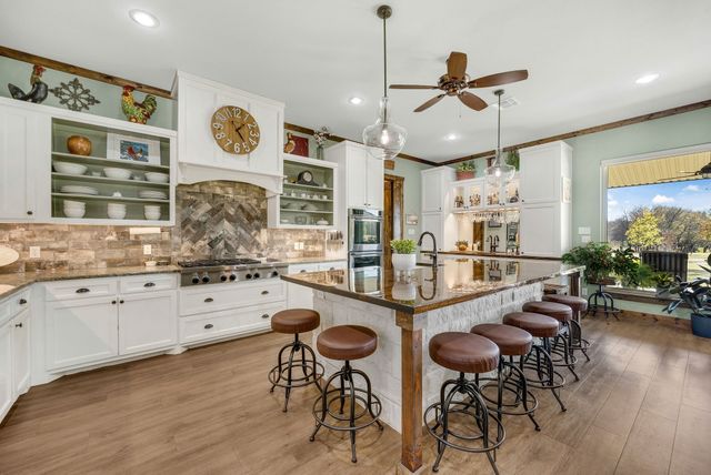 650 Scoggins Road, Tioga, TX 76271