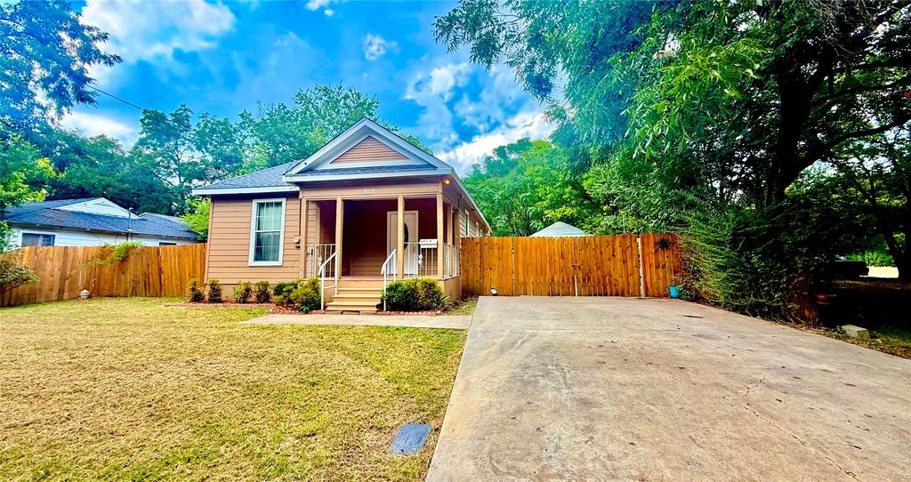 605 E Hickory Street, Kaufman, TX 75142