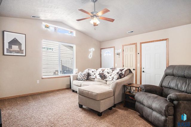 3604 W 93rd St Street, Sioux Falls, SD 57108