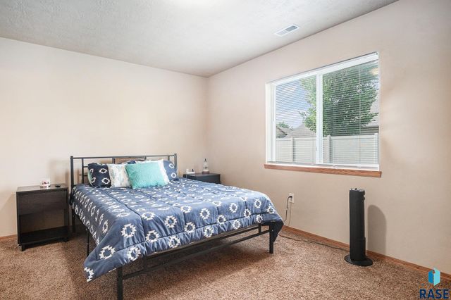 3604 W 93rd St Street, Sioux Falls, SD 57108