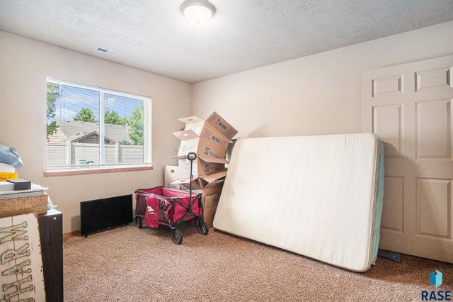 3604 W 93rd St Street, Sioux Falls, SD 57108