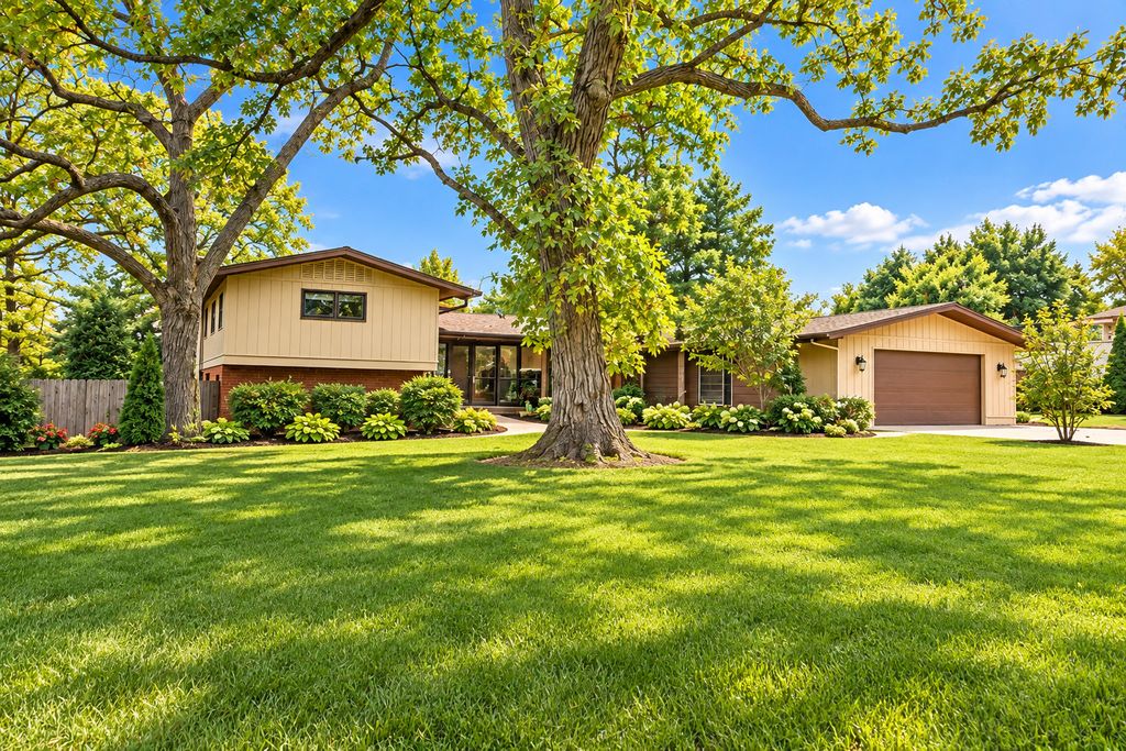 10S073 Clarendon Hills Road, Willowbrook, IL 60527 — exterior