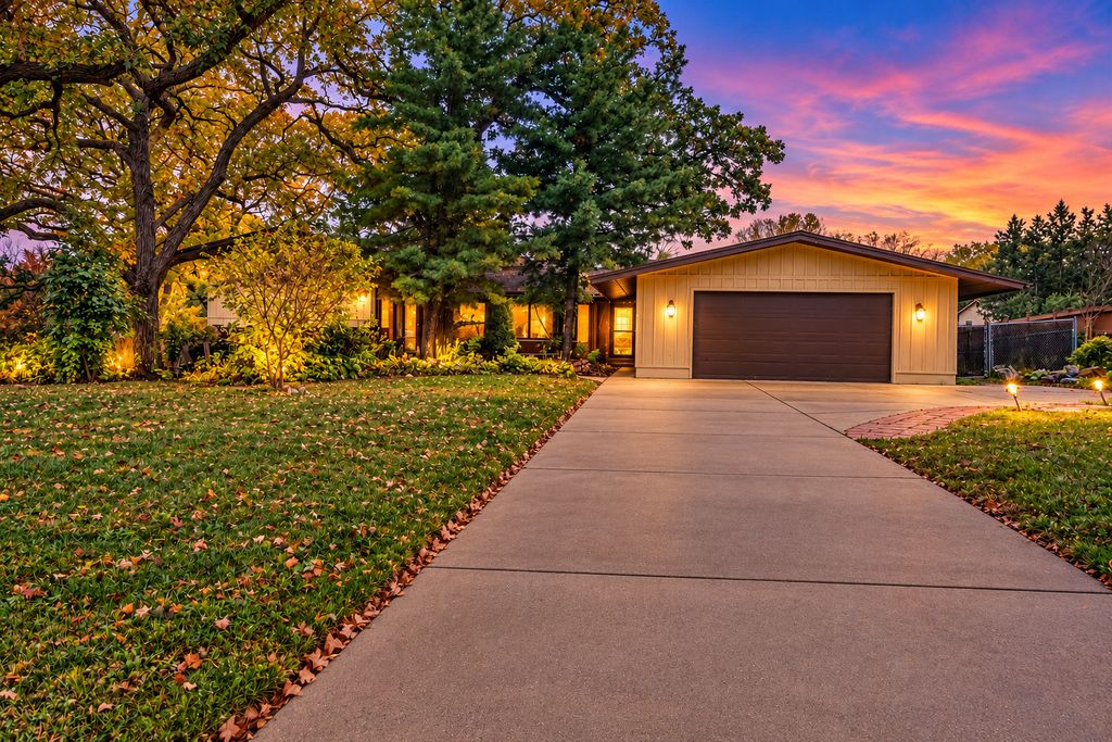 10S073 Clarendon Hills Road, Willowbrook, IL 60527 — photo 2