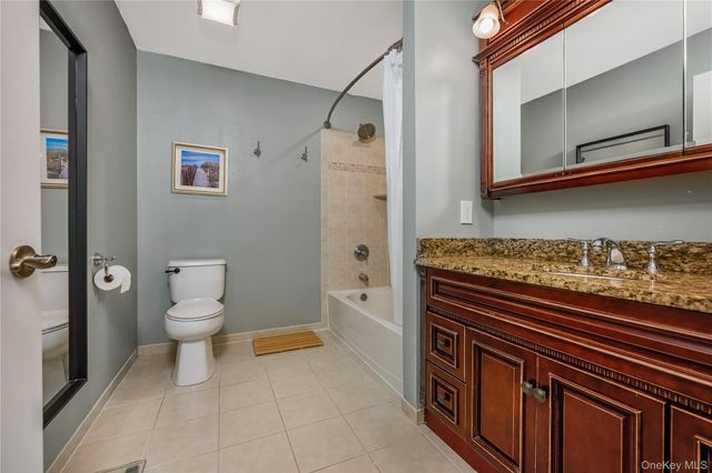 32 Della Drive, West Babylon, NY 11704