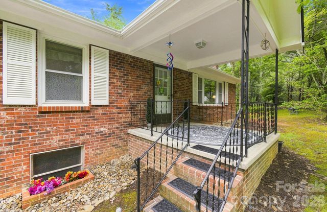 108 Arthur Lane, Hendersonville, NC 28791