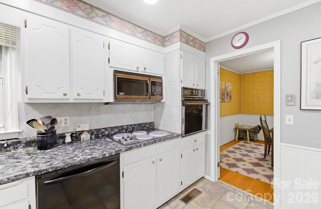 108 Arthur Lane, Hendersonville, NC 28791
