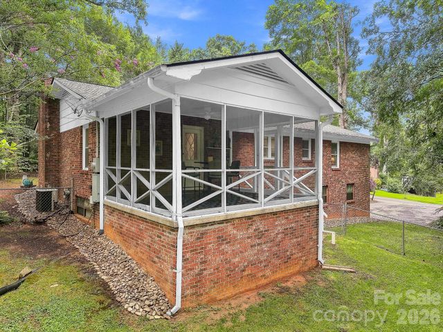 108 Arthur Lane, Hendersonville, NC 28791