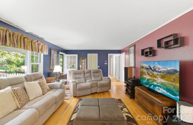 108 Arthur Lane, Hendersonville, NC 28791