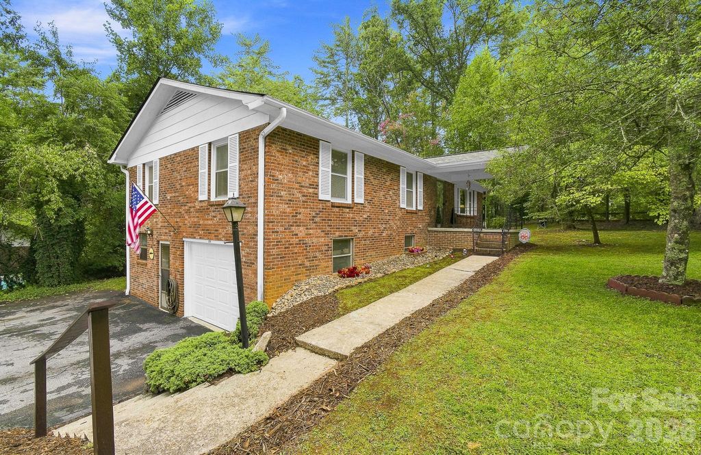 108 Arthur Lane, Hendersonville, NC 28791