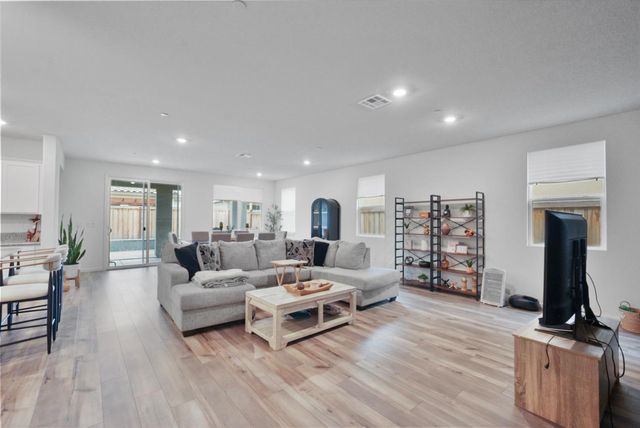 918 Cumbria Ln, Patterson, CA 95363